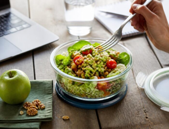 Gesund unterwegs essen: Warum die richtige Salatschale den Unterschied macht
