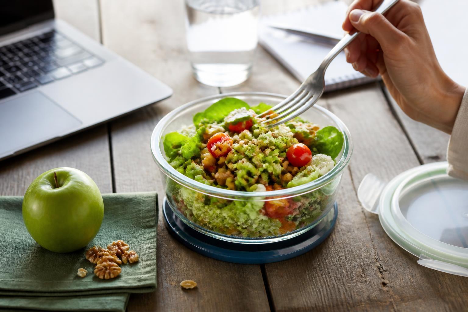 Gesund unterwegs essen: Warum die richtige Salatschale den Unterschied macht